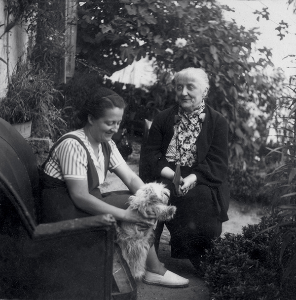 Photographie de Germaine Tillion assise dans un fauteuil aux côtés de sa mère